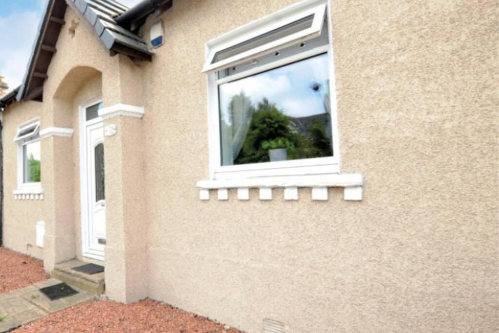 Cheerful One Bedroom Cottage With Parking Space. Glasgow Bagian luar foto