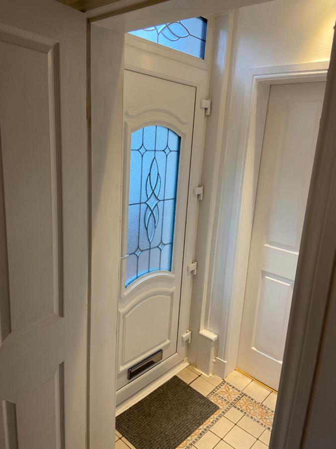 Cheerful One Bedroom Cottage With Parking Space. Glasgow Bagian luar foto